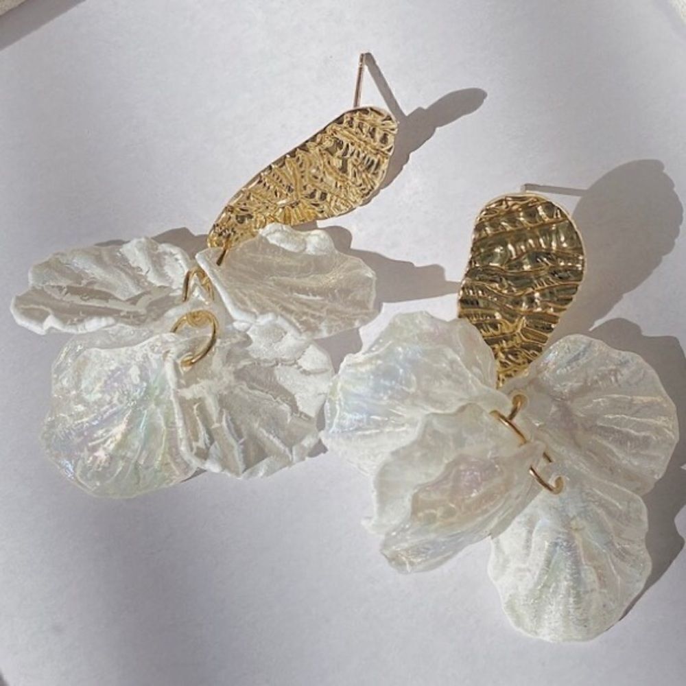 White flower  earrings N888